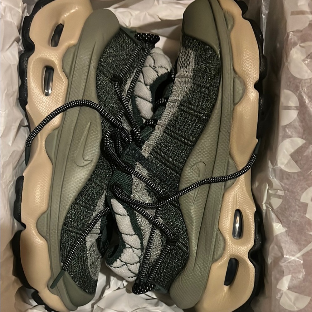 Nike Air Max Flyknit Venture vintage green/metallic silver